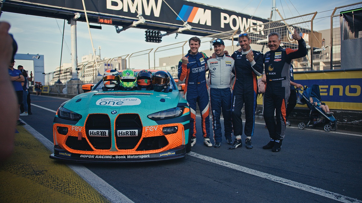 24h-Rennen_Fahrer+Wagen1
