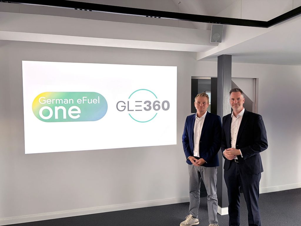 Christian Hanke (l.), Geschäftsführer von German eFuel One, und Christian Dürr (r.), Geschäftsführer von GLE360, bei der Vertragsunterzeichnung. ((c) German eFuel One)