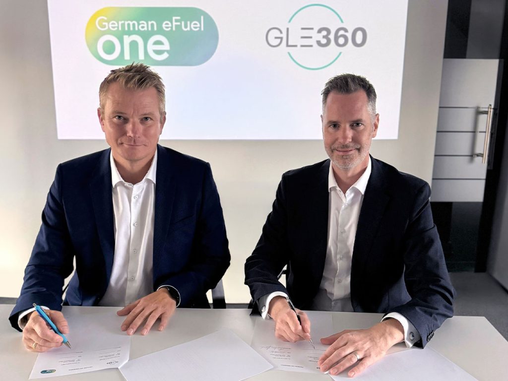 Christian Hanke (l.), Geschäftsführer von German eFuel One, und Christian Dürr (r.), Geschäftsführer von GLE360, bei der Vertragsunterzeichnung. ((c) German eFuel One)